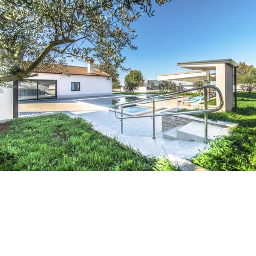 Klostar Villa Sleeps 8 with Pool and Air Con