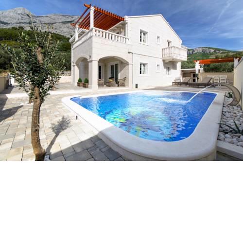 Kotisina Villa Sleeps 12 with Pool Air Con and WiFi