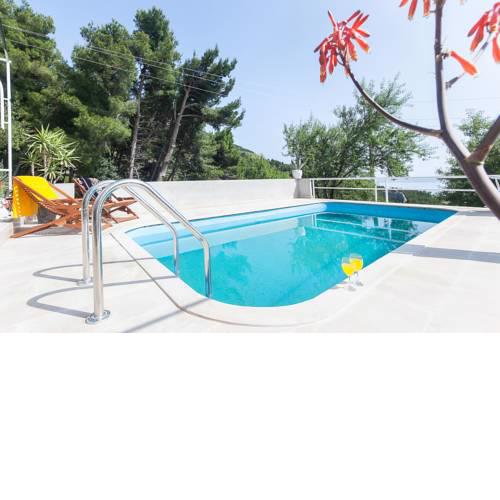 Kotisina Villa Sleeps 4 with Pool Air Con and WiFi