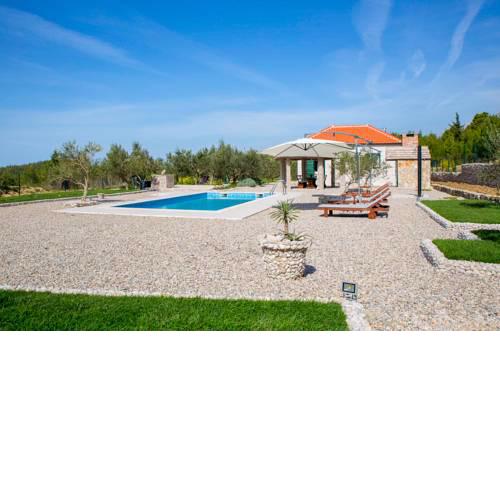 Kotisina Villa Sleeps 6 with Pool Air Con and WiFi