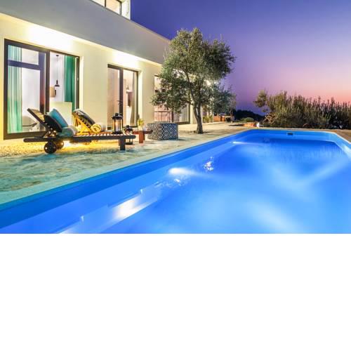 Kotisina Villa Sleeps 8 with Pool Air Con and WiFi