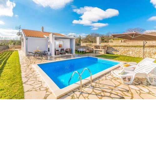 Krasa Villa Sleeps 4 Pool Air Con WiFi