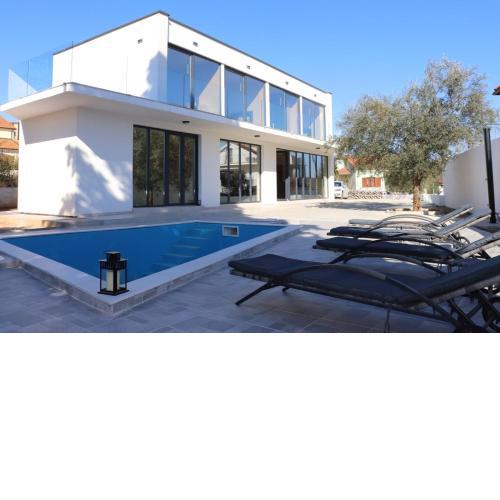 KRK (ZGALJIC), MODERN VILLA SOTTOVENTO WITH POOL