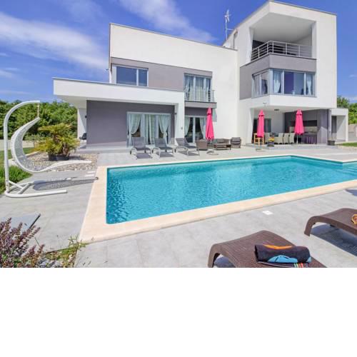 Krnica Villa Sleeps 8 with Pool Air Con and WiFi