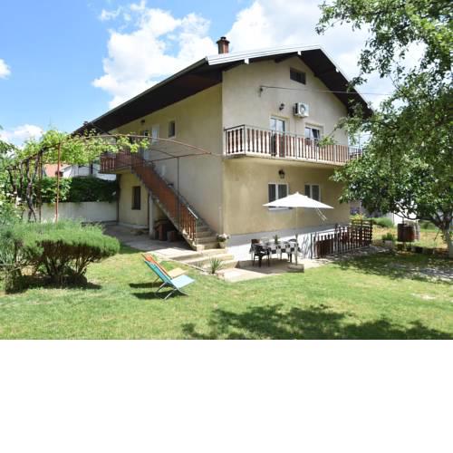 Modern Apartment in Knin with Garden