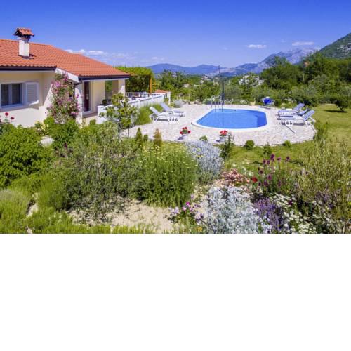 Kucice Villa Sleeps 8 with Pool Air Con and WiFi