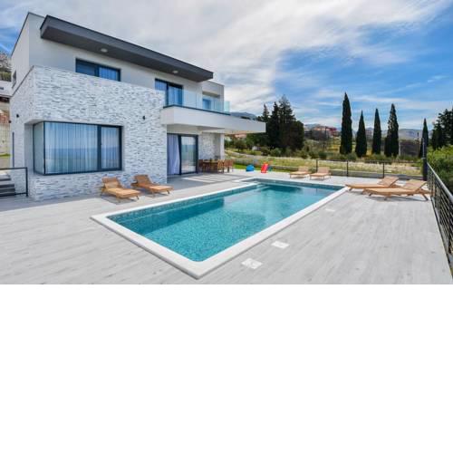 Kucine Villa Sleeps 10 with Pool Air Con and WiFi