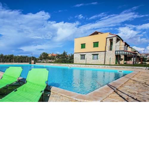 Lanza Gedici with pool