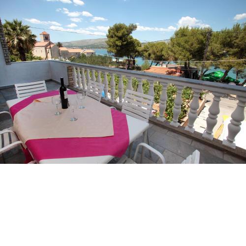 Large apartment w big terrace next to the beach