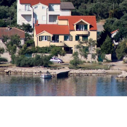 Laurus Apartments