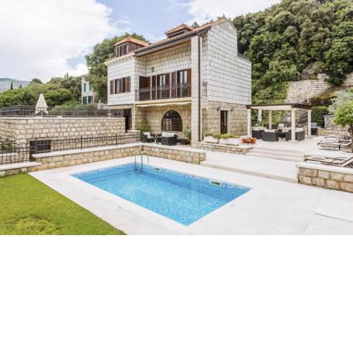 Lazaret Villa Sleeps 9 with Pool Air Con and WiFi