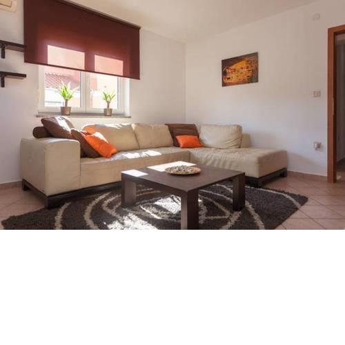 Leona Apartment