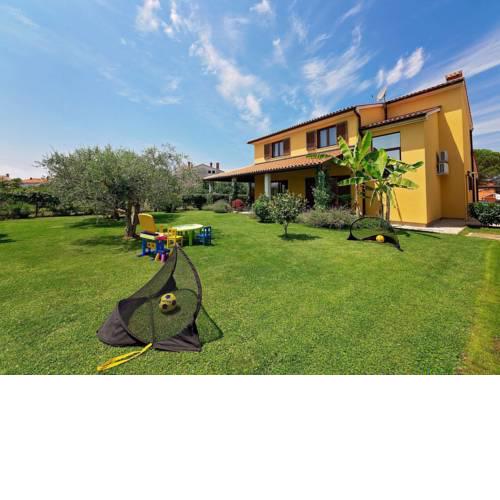 Beautiful Holiday Home near Sea in Fazana