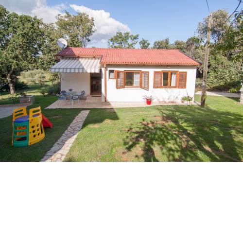 Little house in Banjole near sea