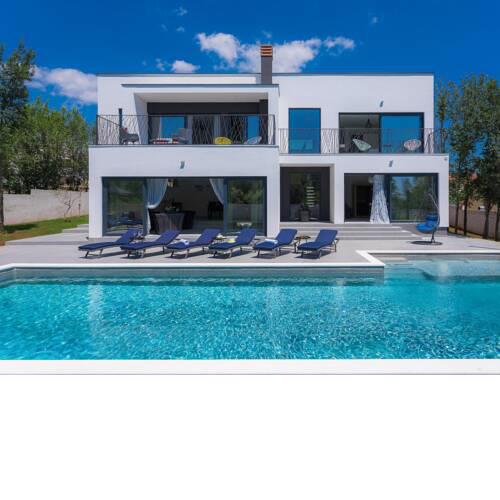 Loborika Villa Sleeps 8 with Pool and Air Con
