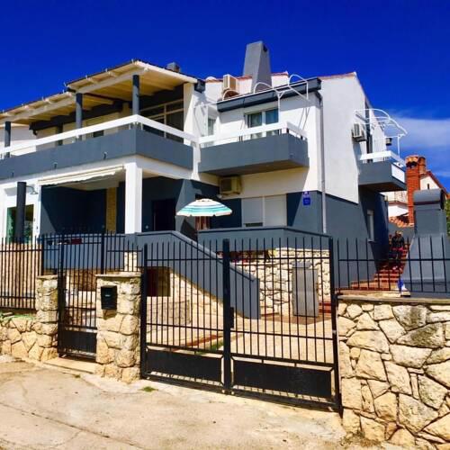 LOKY - sunny studio house 150m from sea