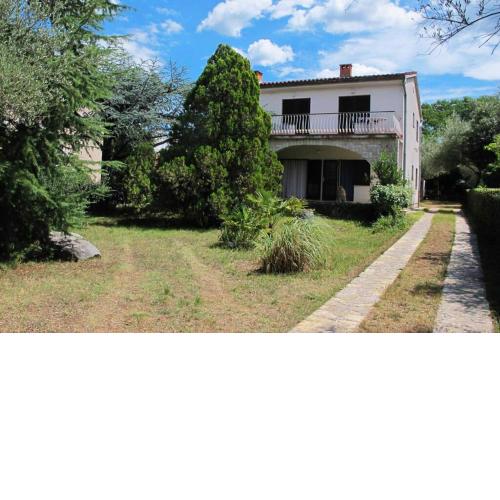 Lovely 3-bedroom rental unit with free parking