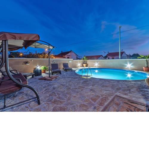 Lovely Apartment in Pakoštane with Private Swimming Pool