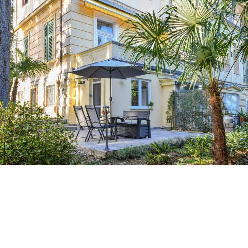 Lovely apartment mit terrace,unique location,near the beach but middle of bamboo and palm park