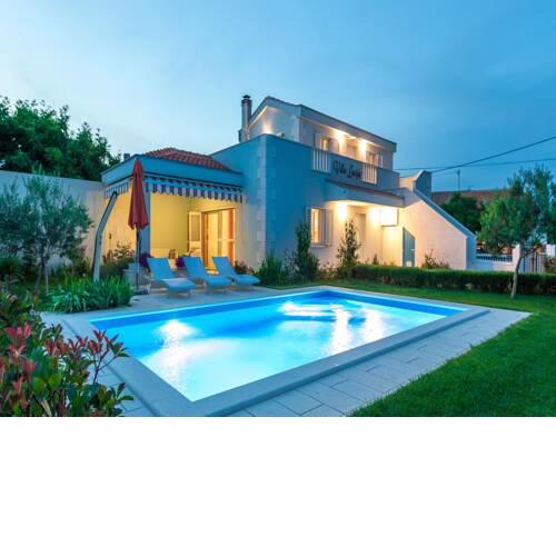 Lovely holiday home with private swimming pool, garden with roofed terrace, BBQ