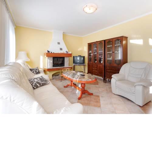 Lovely house in the hinterland of Zadar, ideal for family vacation, 1km from sea