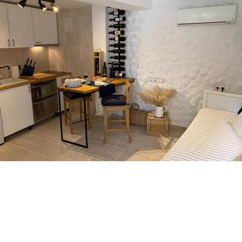 Lovely old town island studio