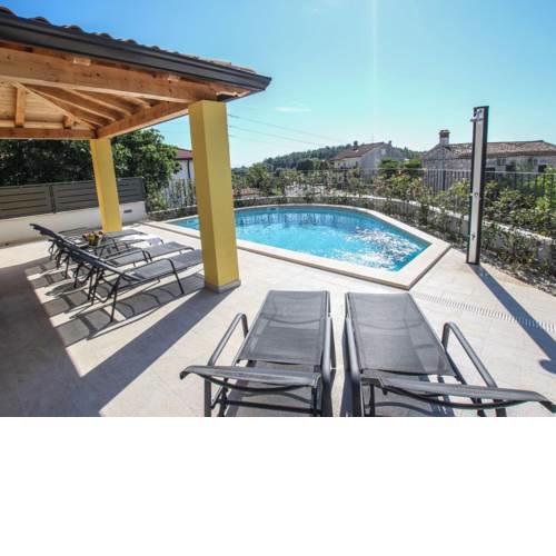 Lovely Villa in Porec with Swimming Pool