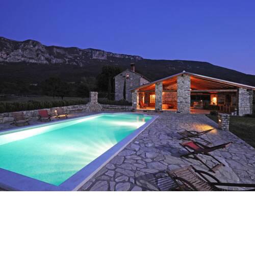 Lovingly renovated country house with large garden, private pool, privacy