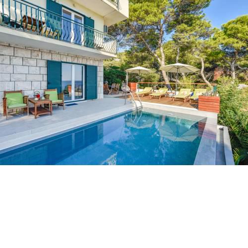 Lucica Villa Sleeps 8 with Pool and WiFi