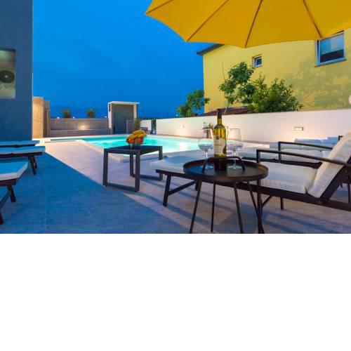 Lucky Luke Pool Apartments