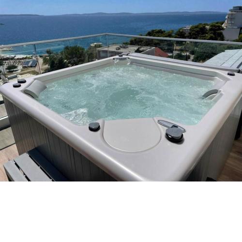 Luxe 2 hot tubes with views near beach