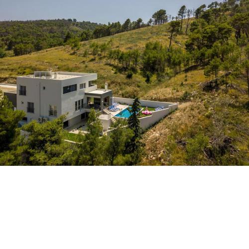 Luxe villa with pool, jacuzzi, and sauna