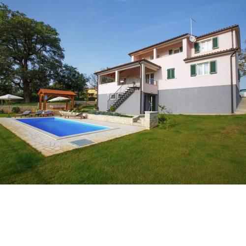 Luxurious Holiday Home with Swimming Pool in Tinjan
