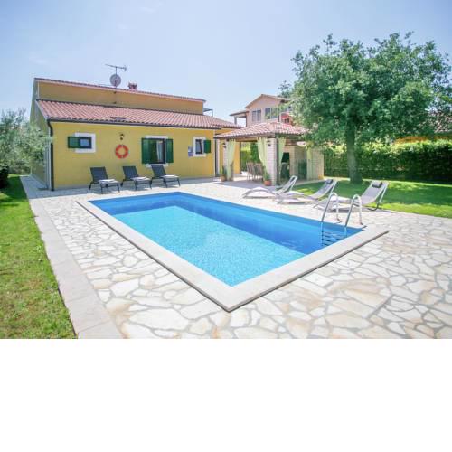 Luxurious Villa in Kadumi with Swimming Pool
