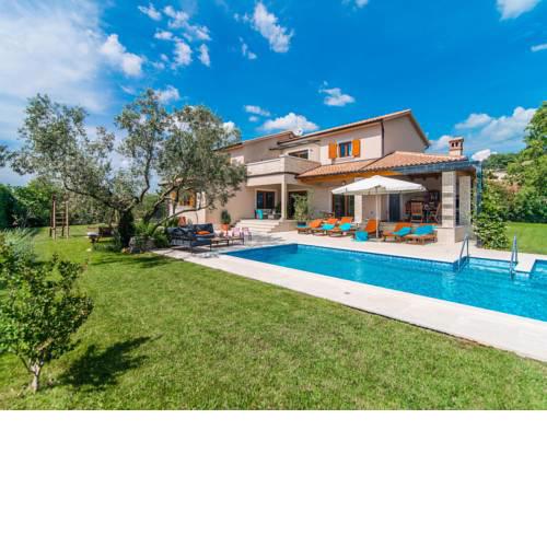 Luxurious Villa in Salambati with Swimming Pool