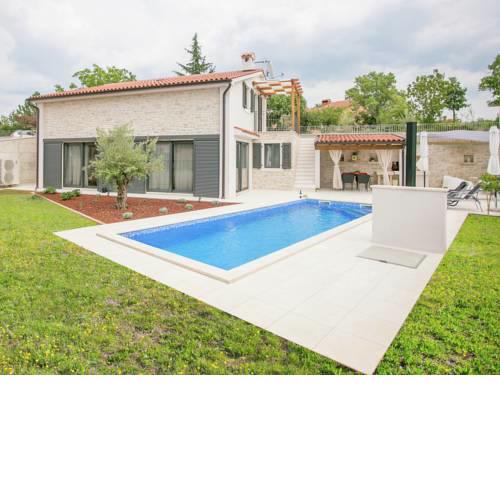 Luxurious Villa in Tinjan with Swimming Pool
