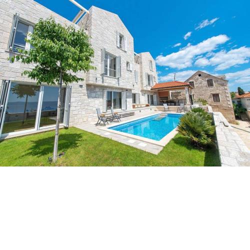 Luxurious villa Petra with picturesque view and pool