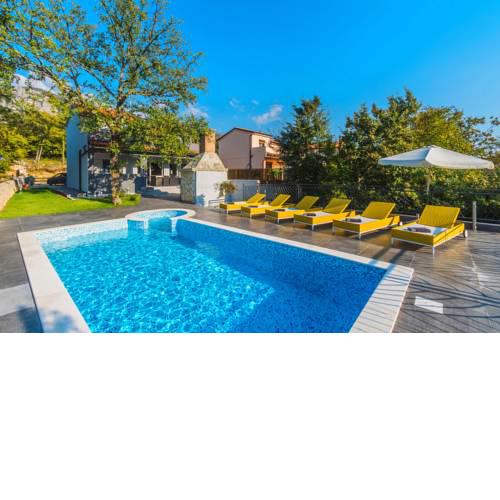 Luxurious villa with pool