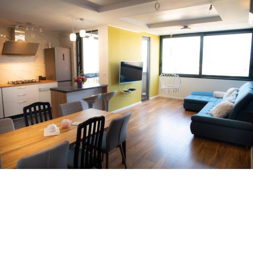 Luxury 4 star, amazing View apt w/ warehouse and free prkg.