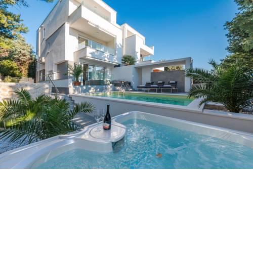 Luxury apartment SUNSET with pool and jacuzzi