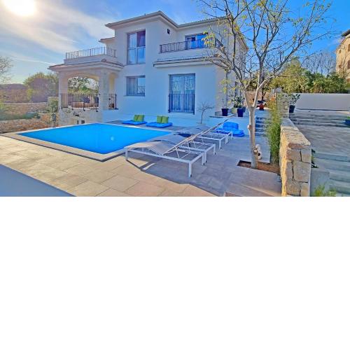 Luxury apartment Viktorija with private pool