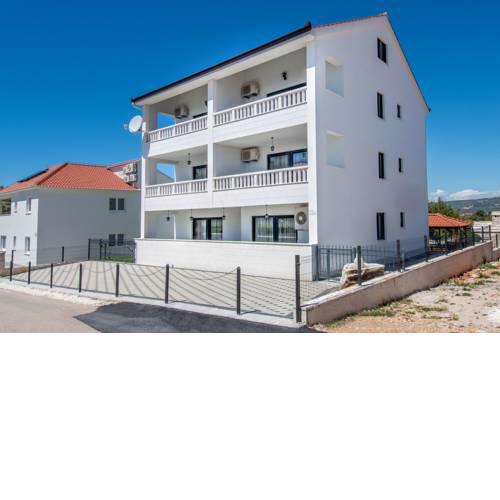 Luxury apartments Alkar with swimming pool