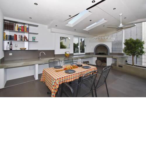 Luxury apt with roofed patio near beach & center