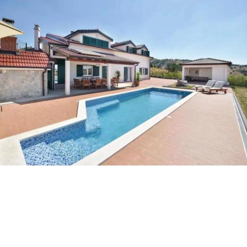 Luxury mountain villa w heated pool & largeGarden