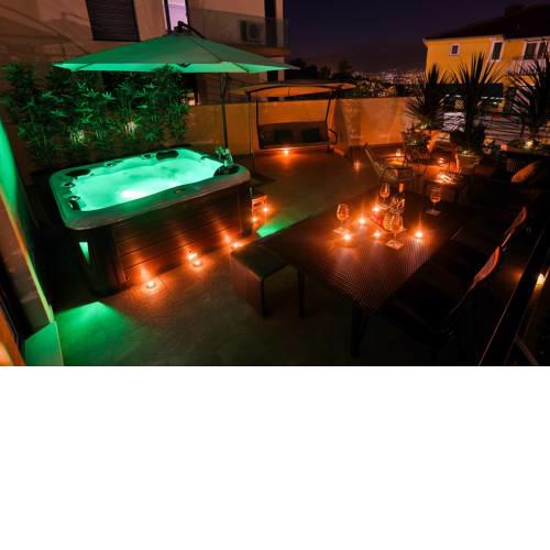 Luxury Urban Villa Apartments With Jacuzzi