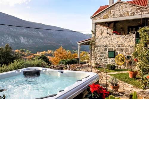 Luxury Villa Lipa with Hot Tub