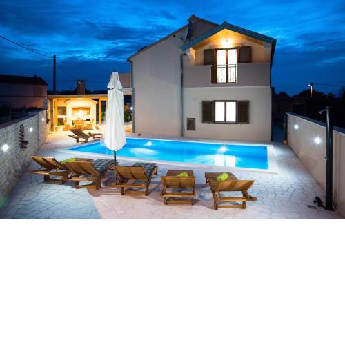 Luxury villa with a swimming pool Pridraga - Cuskijas, Novigrad - 19461