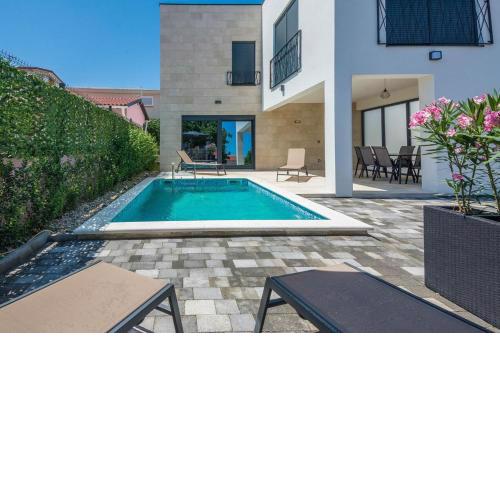 Luxury villa with a swimming pool Vir - 19115