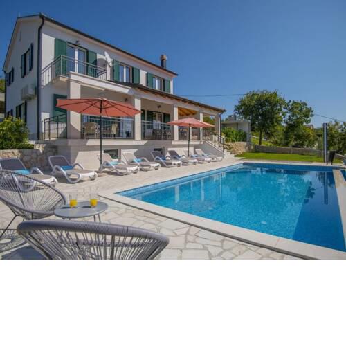 Luxury villa with heated Pool