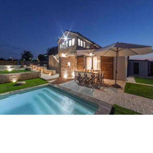 Magnificant 5 Stone Villa Royal